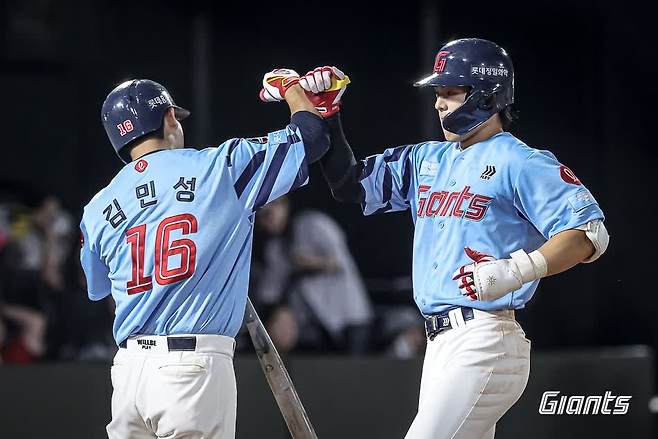 롯데 자이언츠 내야수 한태양(오른쪽)이 지난 7일 부산 사직야구장에서 열린 2025 신한 SOL Bank KBO리그 KIA 타이거즈와의 팀 간 15차전에서 프로 데뷔 첫 홈런을 기록했다. 사진 롯데 자이언츠