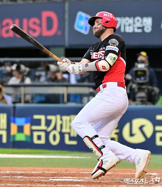 KIA 타이거즈 외국인 타자 패트릭 위즈덤이 지난 7일 부산 사직야구장에서 열린 2025 신한 SOL Bank KBO리그 롯데 자이언츠와의 팀 간 15차전에서 시즌 23호 홈런을 기록했다. 사진 엑스포츠뉴스 DB