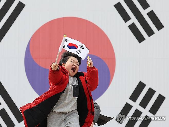 '태극기 흔들며' (서울=연합뉴스) 김성민 기자 = 3·1절을 하루 앞둔 지난 2월 28일 서울 서대문구 서대문형무소에서 한 아이가 대형 태극기 앞에서 기념 촬영을 하고 있다. [연합뉴스 자료사진] 2025.8.8 ksm7976@yna.co.kr
