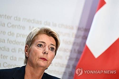 카린 켈러주터 스위스 대통령 (베른 AFP=연합뉴스) 2025년 8월 7일 비상 국무회의를 마친 후 기자회견을 하고 있는 카린 켈러주터 스위스 대통령. (Photo by Fabrice COFFRINI / AFP) 2025.8.8.
