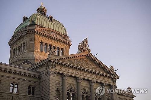 스위스 연방의회 의사당 (베른 EPA=연합뉴스) 2025년 8월 7일 촬영된 베른 소재 스위스 연방의회 의사당. (EPA/TIL BUERGY) 2025.8.8.