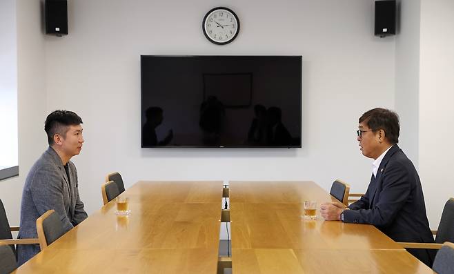 최휘영 장관(오른쪽)과 유승민 회장. [문화체육관광부 제공. 재판매 및 DB 금지]