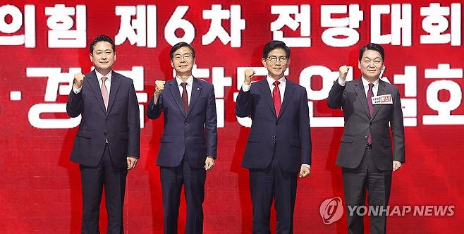 단체사진 촬영하는 국민의힘 당대표 후보들 (대구=연합뉴스) 윤관식 기자 = 국민의힘 당대표 선거에 출마한 장동혁·조경태·김문수·안철수(왼쪽부터) 후보가 8일 대구 북구 엑스코에서 열린 국민의힘 제6차 전당대회 대구·경북 합동연설회에서 단체 사진 촬영을 하고 있다. 2025.8.8 psik@yna.co.kr