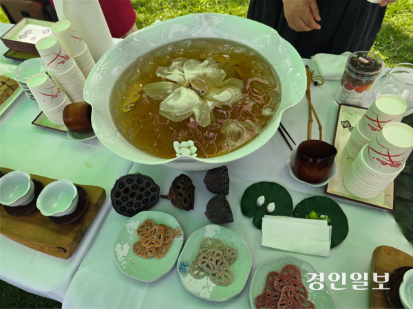 연과 관련된 시흥시 특산물. 시흥/김성주기자 ksj@kyeongin.com