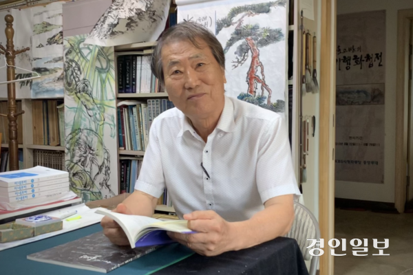 윤고방 시인이 김세환 지사 서거 80주기를 맞아 양평군 국수리 자택 ‘고방 문학의집’에서 본지와 인터뷰를 진행하고 있다. 2025.8.7 /유혜연기자 pi@kyeongin.com