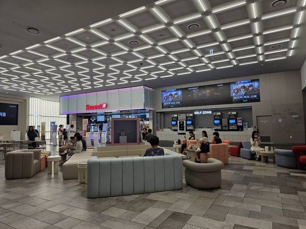 수원의 한 멀티플렉스 영화관에서 관객들이 영화를 보기 위해 기다리고 있다. /구민주 기자 kumj@kyeongin.com