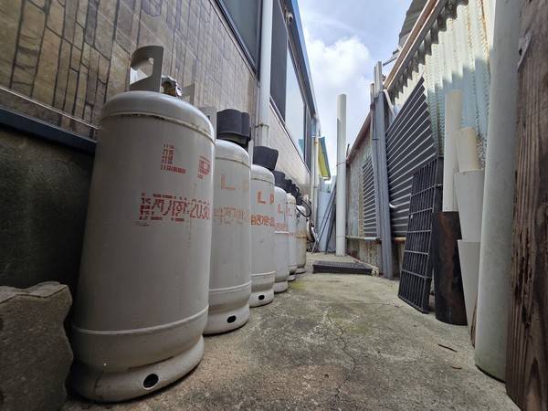 수원시 입북동 주민 정용호씨 댁 뒷편에 LPG 가스통이 나란히 놓여 있다. 정씨의 집에는 도시가스가 들어오지 않는다. [사진=김지호 기자]