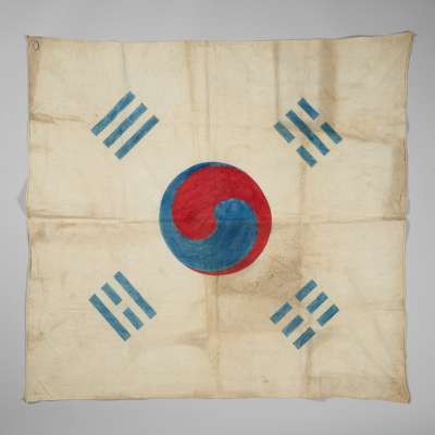 (1900년 파리 만국박람회에 출품된 것으로 추정하는 태극기)