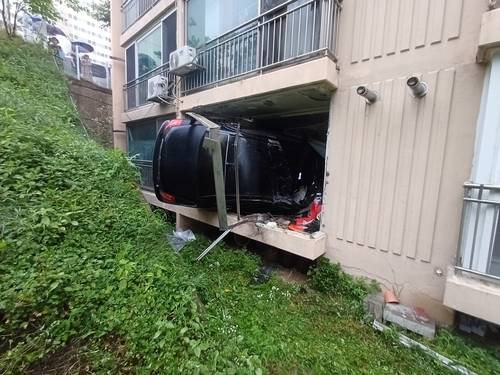 천안서 아파트 거실로 돌진한 승용차 운전자 중상…거주자 2명 경상
