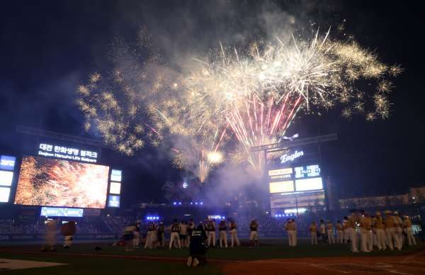 (대전 밤하늘 수놓는 폭죽)