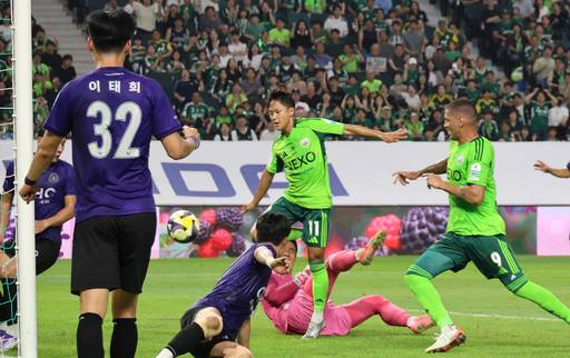 8일 전주월드컵경기장에서 열린 하나은행 K리그1 2025 전북 현대와 FC안양의 경기에서 전북 이승우(가운데)가 2대1로 앞서가는 골을 넣고 있다. 이 골은 결승골이 됐다. 연합뉴스 제공