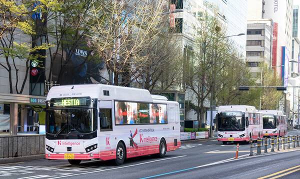 서울 홍대 거리를 순회 중인 디샤인의 헤스티아 전기버스 모습 ／ 사진＝디샤인 제공 ⓒ제주의소리