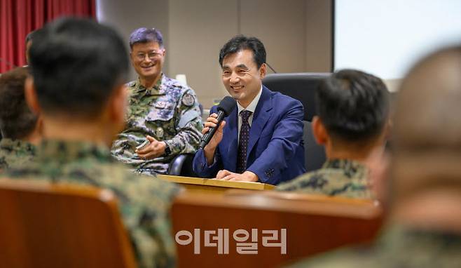 안규백 국방부 장관이 지난 달 28일 취임 후 첫 현장점검으로 특수전사령부 제3공수여단을 방문해 장병들과 대화하고 있다. (사진=국방부)