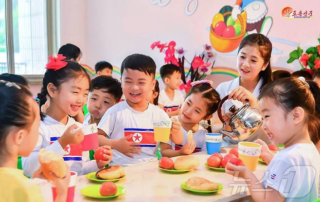 (평양 노동신문=뉴스1) = 북한 노동당 기관지 노동신문은 9일 "우리 나라를 교육이 발전된 나라, 교육으로 흥하고 강성하는 교육강국, 인재강국으로 일떠세우려는 것이 우리 당의 드팀없는 목표이고 불변한 의지＂라며 김정은 당 총비서의 '후대사랑'을 강조했다. [국내에서만 사용가능. 재배포 금지. DB 금지. For Use Only in the Republic of Korea. Redistribution Prohibited] rodongphoto@news1.kr