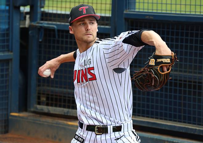 LG 트윈스 새 외국인 투수 앤더스 톨허스트가 9일 서울 잠실구장에서 불펜 투구를 펼치고 있다. (LG 트윈스 제공)