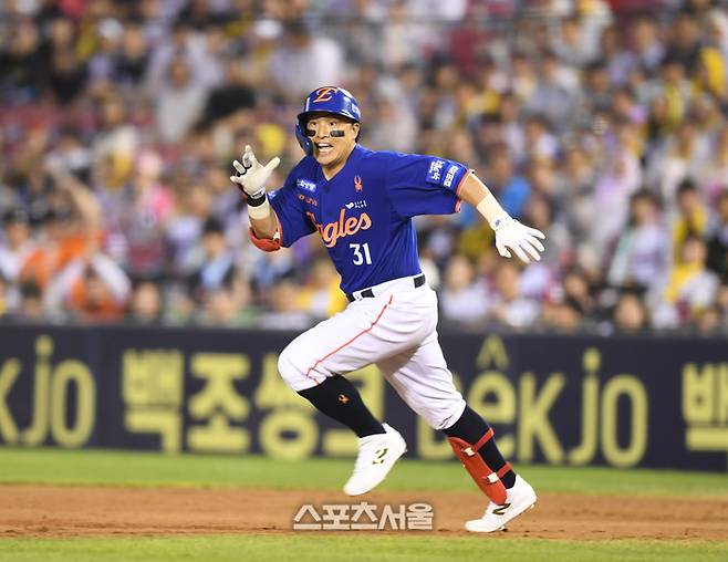 한화 손아섭이 8일 서울 잠실구장에서 열린 2025 KBO리그 LG와 경기 5회초 무사2루 1타점 좌전안타를 친 후 다른 주자 수비하는 사이 2루까지 뛰고 있다. 잠실 | 최승섭기자 thunder@sportsseoul.com