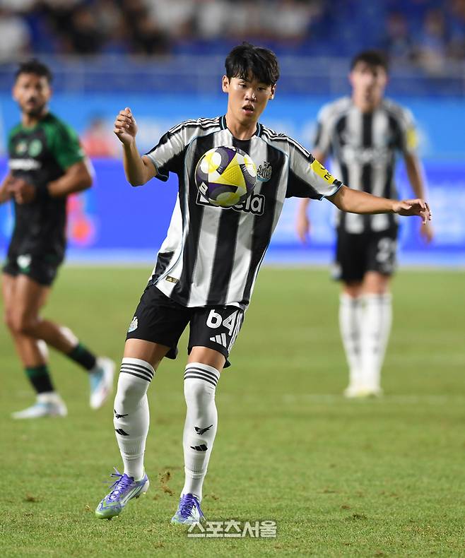 뉴캐슬 유나이티드의 박승수가 30일 수원월드컵경기장에서 열린 2025 쿠팡플레이시리즈 팀K리그와의 경기에서 공을 트래핑하고 있다. 2025. 7. 30.  수원 | 박진업 기자 upandup@sportsseoul.com