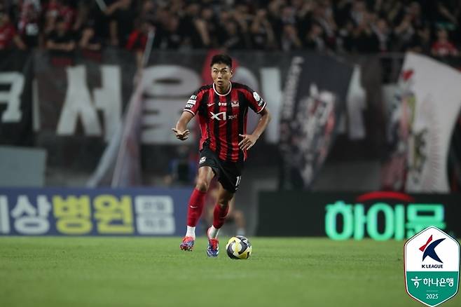 서울 정태욱이 8일 대구전에서 드리블을 시도하고 있다. 사진 | 한국프로축구연맹