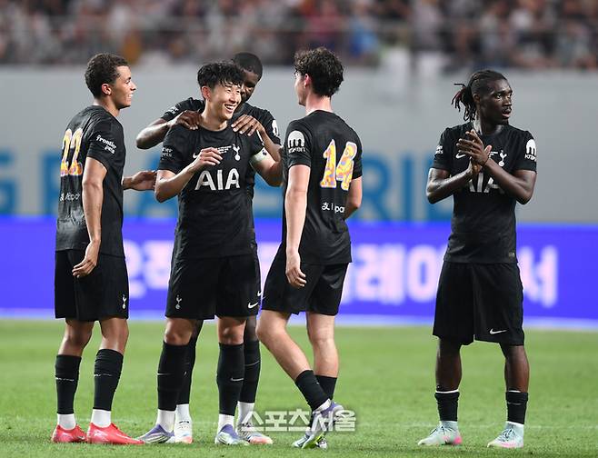토트넘 손흥민이 3일 서울 월드컵경기장에서 열린 2025 쿠팡플레이 시리즈 뉴캐슬과 경기 교체되어 나오며 동료들과 인사를 하고 있다.  2025. 8. 3. 최승섭기자 thunder@sportsseoul.com