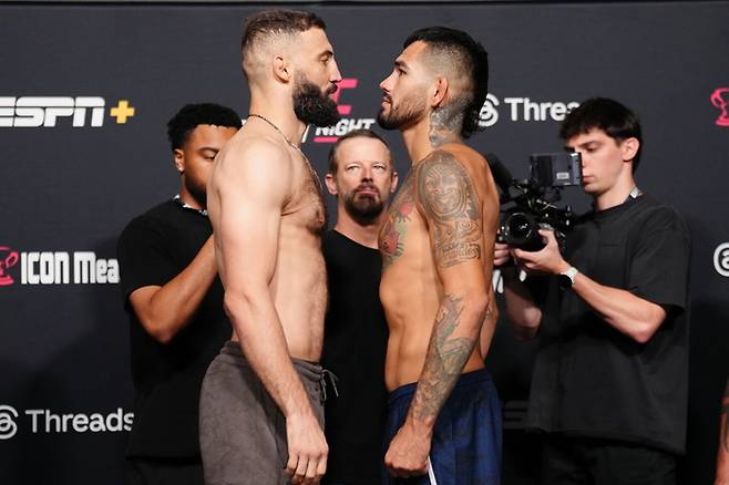 돌리제와 에르난데스(오른쪽)가 페이스오프하고 있다. 사진 | UFC