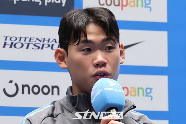 잉글랜드 프리미어리그 뉴캐슬 유나이티드 박승수가 2일 서울 여의도 IFC몰에서 열린 2025 쿠팡플레이 시리즈 뉴캐슬 기자회견에서 취재진 질의에 답하고 있다. /사진=뉴시스