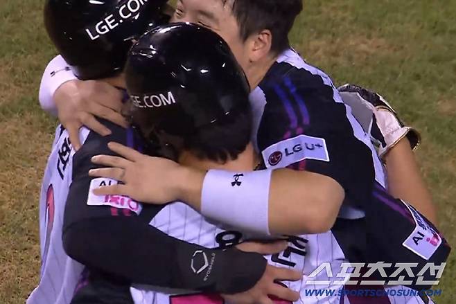 연장 10회말 끝내기 득점을 한 손용준을 오지환과 김현수가 함께 안아주고 있다. TVING 중계화면 캡쳐