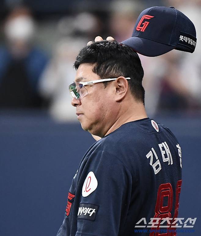 3일 서울 고척스카이돔에서 열린 롯데-키움전. 9대3으로 승리하며 주말 3연전을 위닝시리즈로 장식한 롯데 김태형 감독이 선수들이 맞이하고 있다. 고척=정재근 기자 cjg@sportschosun.com/2025.8.3/