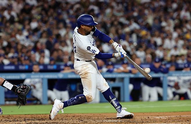 무키 베츠가 1-2로 뒤진 5회말 좌월 역전 투런홈런을 작렬하고 있다. AFP연합뉴스