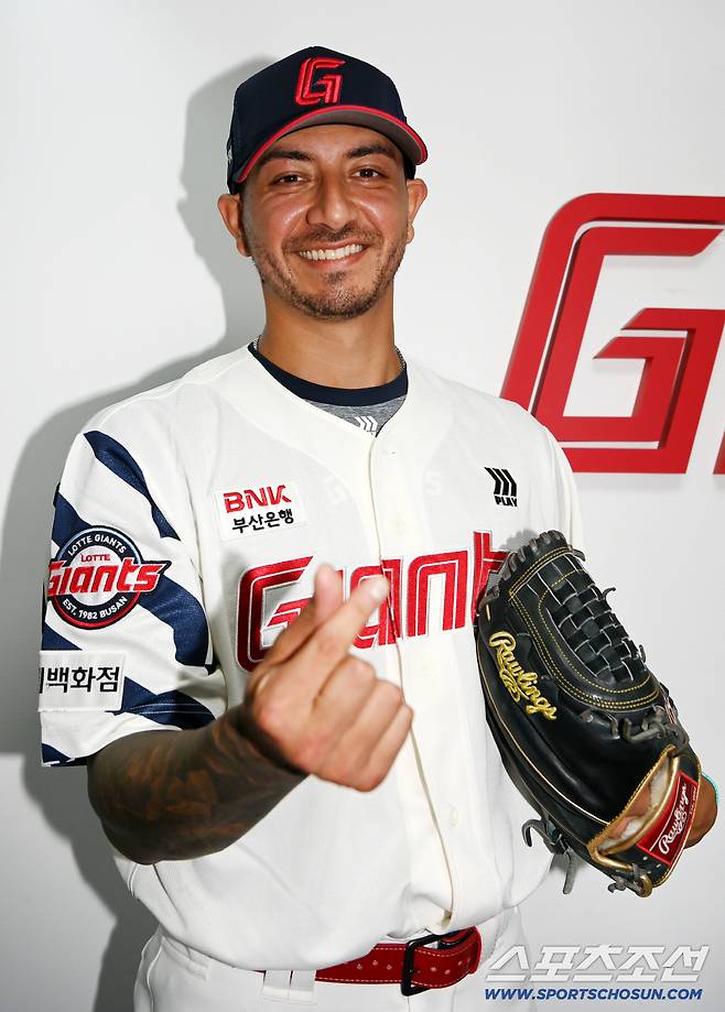 9일 부산 사직야구장에서 열릴 예정이던 SSG와 롯데의 경기가 우천취소된 가운데 롯데의 새 외인투수 벨라스케즈가 유니폼을 입고 포즈를 취하고 있다. 부산=허상욱 기자wook@sportschosun.com/2025.08.09/