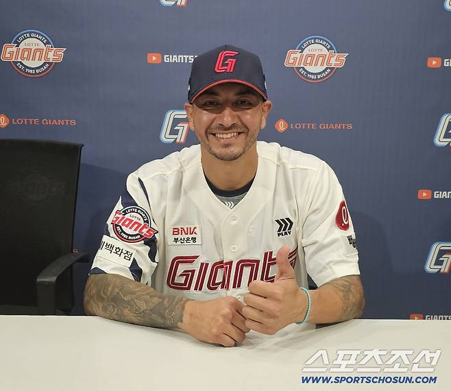 인터뷰에 임한 벨라스케즈의 환한 미소. 김영록 기자