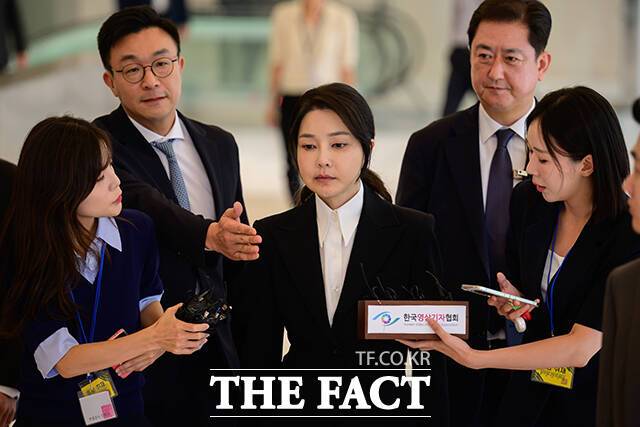 문금주 민주당 원내대변인은 9일 서면브리핑을 내고 지난 6일 특검 조사를 받고 구속영장이 청구된 김건희 씨에 대해 "구속은 선택이 아닌 국민의 명령"이라고 밝혔다. 지난 6일 자본시장법 위반 등 혐의를 받는 김건희 씨가 민중기 특검 사무실에 출석하던 당시. /사진공동취재단