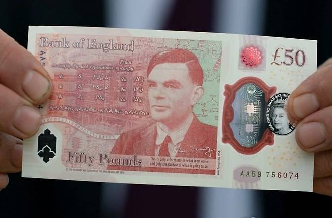 영국은 최고액권 50파운드 지폐에 자국 천재 수학자이자 ‘컴퓨터·인공지능의 아버지’인 앨런 튜링을 넣고 있다. /AP 연합뉴스
