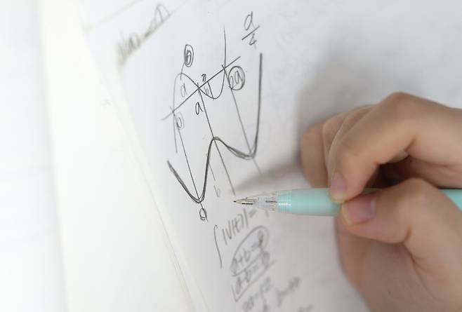 2026학년도 대입수능을 100일 앞둔 지난 5일 오후  경남의 한 고등학교 3학년 수험생이 수학 공부하는 모습. 수학은 한국에서 '대입 중요 과목'으로 좁게 해석되는 경향이 있다. /연합뉴스