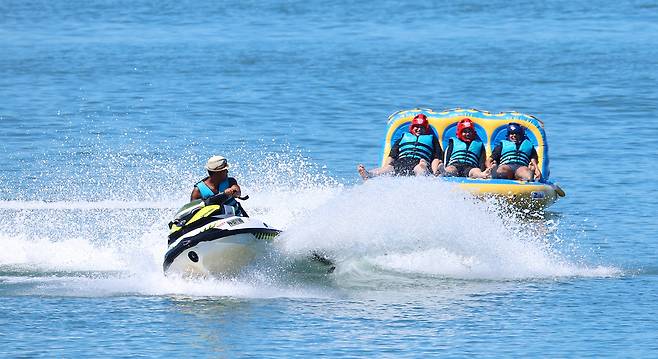 지난달 27일 한 해수욕장에서 피서객이 수상 레저 활동을 하고 있다 . /연합뉴스