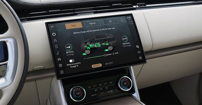 올 뉴 레인지로버 플러그인하이드브리드(PHEV). 차량은 하이브리드(Hybrid), 순수전기(EV), 세이프(Safe) 등 전기모터를 활용하는 방식에 따라 세 가지 모드를 설정할 수 있다. 하이브리드는 전기모터와 가솔린 엔진을 조합해서 주행하고, EV는 전기모터만 사용한다. Safe는 배터리 잔량을 설정해놓고 원할 때 전기모터를 활용하는 방식이다. /랜드로버 제공