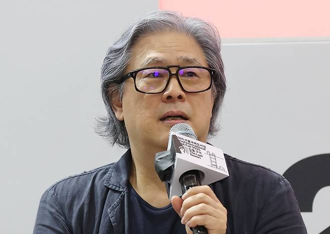 박찬욱 감독이 지난 6월 20일 서울 강남구 코엑스에서 열린 '2025 서울국제도서전'에서 '박찬욱 감독의 믿을 구석'을 주제로 강연하고 있다. /연합뉴스