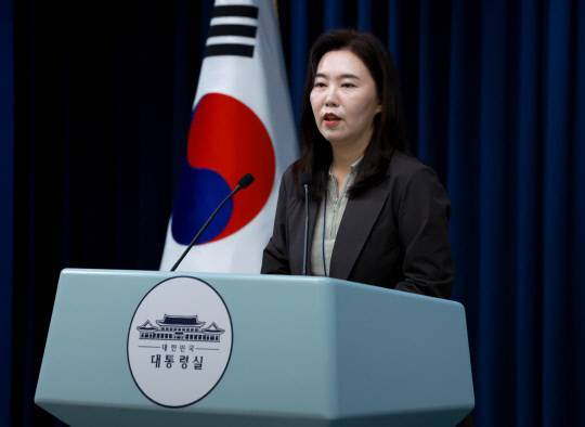 강유정 대통령실 대변인이 9일 서울 용산 대통령실 청사에서 산재 관련 대통령 지시사항 등에 대한 브리핑을 하고 있다.연합뉴스.