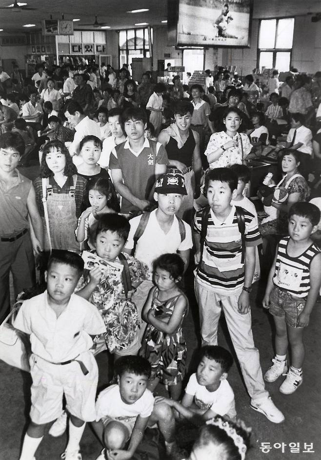 장마속 피서출발

 작년에 비해 여름방학이 조금 앞당겨 실시되자 장마철인데도 불구하고 일찌감치 여름휴가를 떠나는 사람이 많다. 여름방학을 이용, 가족들과 함께 휴가여행을 가는 꼬마들로 크게 붐비고 있는 17일 오전의 서울 강남고속터미널 풍경. 박경모 기자. 1991년 7월 17일. 동아일보 DB.