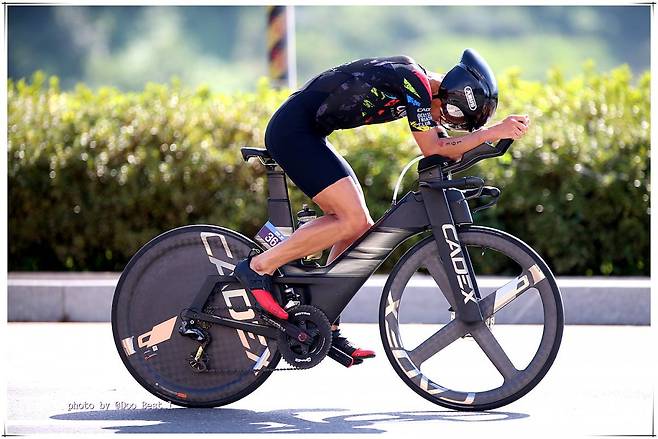 오영환 코치가 철인3종 대회에 출전해 사이클을 타고 있다. 오영환 코치 제공.