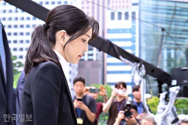 도이치모터스 주가 조작·공천 개입·건진법사 청탁 등 의혹을 받는 김건희 여사가 소환조사를 위해 6일 서울 종로구 민중기 특별검사팀 사무실로 들어서고 있다. 전·현직 영부인이 피의자 신분으로 수사기관에 공개 출석하는 건 이번이 처음이다. 강예진 기자