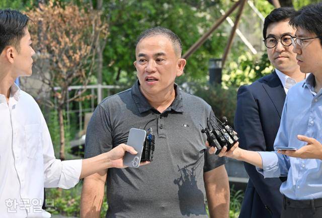 공천개입 의혹을 받는 명태균(가운데)씨가 1일 서울 종로구에 마련된 김건희 특검팀 사무실로 이틀째 조사를 받기 위해 출석하며 취재진의 질문에 답하고 있다. 홍인기 기자