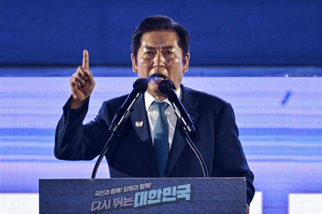 정청래 더불어민주당 신임 대표가 지난 2일 경기 고양시 킨텍스에서 열린 더불어민주당 제2차 임시전국당원대회에서 대표 수락연설을 하고 있다. 하상윤 기자