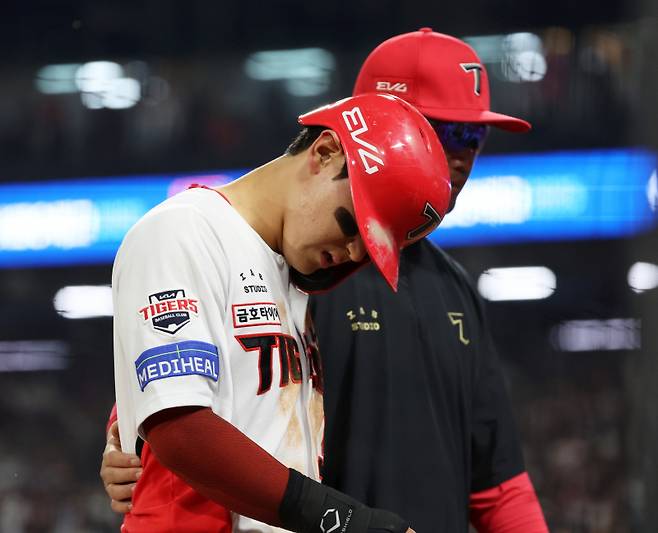 <yonhap photo-4480="">(광주=연합뉴스) 조남수 기자 = 27일 광주기아챔피언스필드에서 열린 프로야구 키움 히어로즈와 KIA 타이거즈의 경기. KIA 김도영이 5회말 2사에서 2루도루에 성공한 뒤 다리 부상으로 대주자로 교체되고 있다. 2025.5.27 iso64@yna.co.kr/2025-05-27 20:36:22/ <저작권자 ⓒ 1980-2025 ㈜연합뉴스. 무단 전재 재배포 금지, AI 학습 및 활용 금지></yonhap>