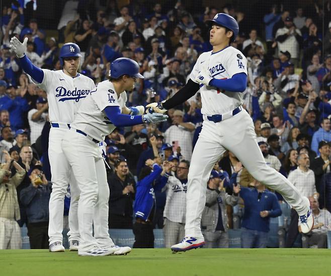 <yonhap photo-6150="">체계적인 벌크업으로 MLB에서도 돋보이는 피지컬을 만든 오타니 쇼헤이(오른쪽). UPI=연합뉴스</yonhap>