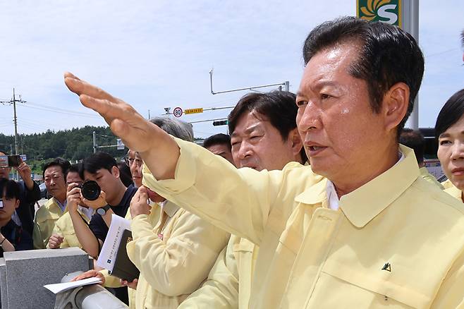 더불어민주당 정청래 대표가 8일 전남 무안군의 수해 지역인 평월교에서 하천 범람으로 인한 피해 상황을 살펴보고 있다. 2025.8.8 [사진=연합뉴스]