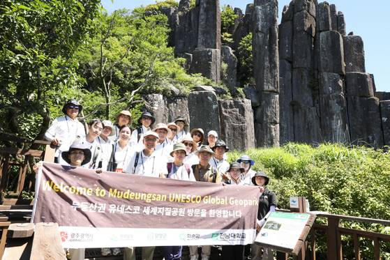지난달 27일 광주광역시 무등산을 찾은 유네스코 실사단이 주상절리대가 위치한 무등산 정상부를 중심으로 세계지질공원 재인증 평가를 진행하고 있다. 사진 광주시