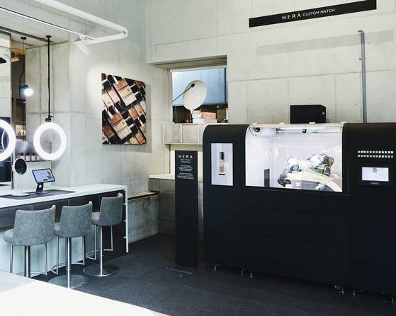 서울 성동구 성수동에 위치한 아모레 성수 매장. 이곳에서 고객 개인의 피부톤에 맞는 파운데이션 제작하는 ‘헤라 실키 스테이 커스텀 매치(HERA Silky Stay Custom Match)’ 서비스를 경험할 수 있다. 노유림 기