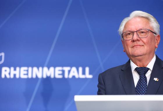 아르민 파페르거 라인메탈 CEO가 지난달 1일 독일 비체(Weeze)에 새로 건설된 F-35 전투기 부품 공장을 방문했다. 로이터=연합뉴스