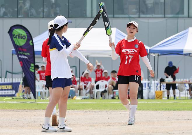 1 득점에 성공한 가온중 배트맨들이 자리를 교체하며 배트를 부딪히고 있다. 크리켓에서는 홀수 득점 시에는 배트맨들이 서로 위치를 바꿔 타격해야 한다.