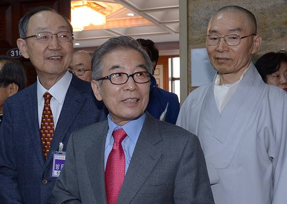 2012년 10월 25일 문재인·안철수 대선 후보 단일화를 촉구한 ‘원탁회의’ 기자회견 후 함세웅 신부, 백낙청 교수, 김상근 목사, 청화 스님(왼쪽부터). [중앙포토]